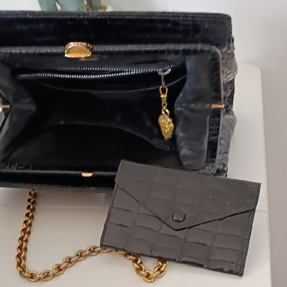 Vintage Gucci Black Crocodile-Embossed Bag with Gold Chain Flawed - Picture 11 of 16